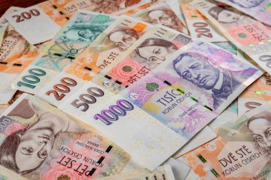 Çek Cumhuriyeti 'nin çeşitli mezheplerden banknotları bir arkaplan oluşturmaktadır.