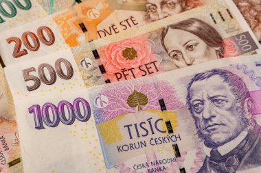 Çek Cumhuriyeti 'nin çeşitli mezheplerden banknotları bir arkaplan oluşturmaktadır.