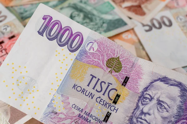 Çek Cumhuriyeti 'nin çeşitli mezheplerden banknotları bir arkaplan oluşturmaktadır.