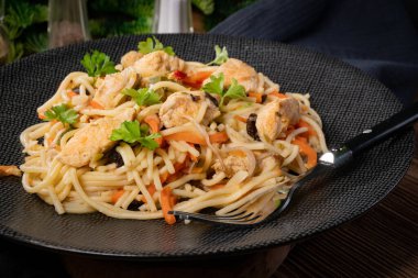 Tavuk ve sebzeli kızarmış erişte. Tavuk chow mein.