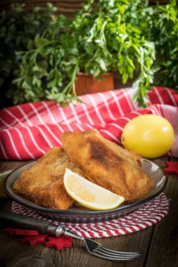 Kızarmış morina dilimleri ve ekmek kırıntıları. Küçük alan derinliği.