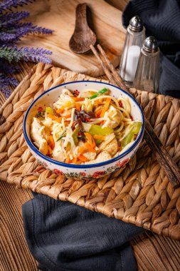 Tavuk ve sebzeli kızarmış erişte. Tavuk chow mein.