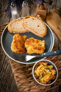 Kızarmış morina filetosu parçaları..