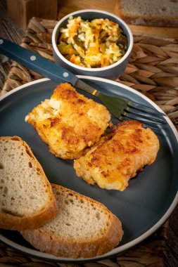 Kızarmış morina filetosu parçaları..