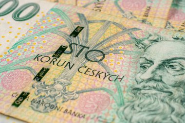 Çek Cumhuriyeti 'nin çeşitli mezheplerden banknotları bir arkaplan oluşturmaktadır.