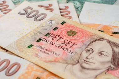 Çek Cumhuriyeti 'nin çeşitli mezheplerden banknotları bir arkaplan oluşturmaktadır.