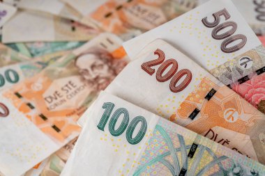 Çek Cumhuriyeti 'nin çeşitli mezheplerden banknotları bir arkaplan oluşturmaktadır.