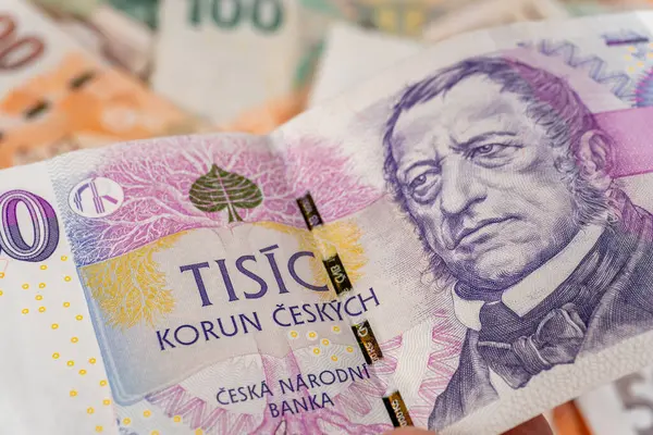 Çek Cumhuriyeti 'nin çeşitli mezheplerden banknotları bir arkaplan oluşturmaktadır.