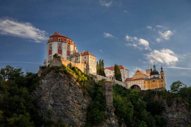 Çek Cumhuriyeti 'nin Moravya bölgesindeki Vranov nad Dyji barok kalesi. Büyük kayalar üzerine inşa edilmiş güzel kalenin manzarası..