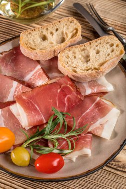 İnce dilimlenmiş ciabatta ekmeği, domates, zeytin ile Alman kara orman jambon dilimlenmiş.