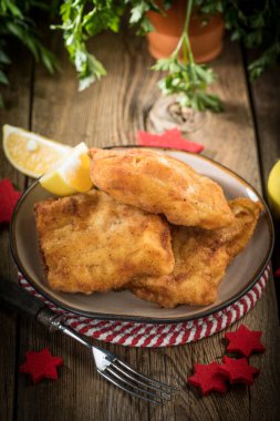 Kızarmış morina dilimleri ve ekmek kırıntıları. Küçük alan derinliği.