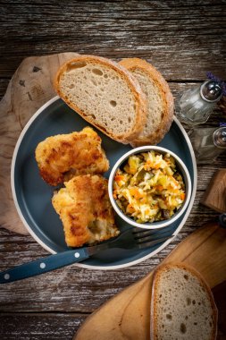 Kızarmış morina filetosu parçaları..