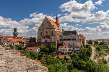 Eski Znojmo kasabası ve şehre hükmeden Aziz Nicholas Katedrali manzarası.