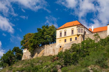 Thay Nehri 'nin üzerindeki bir kayanın üzerindeki eski Znojmo kalesinin manzarası..