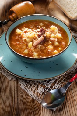 Ahşap masada geleneksel lahana çorbası..
