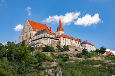 Eski Znojmo kasabası ve şehre hükmeden Aziz Nicholas Katedrali manzarası.