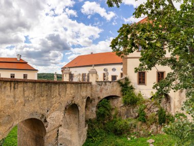 Thay Nehri 'nin üzerindeki bir kayanın üzerindeki eski Znojmo kalesinin manzarası..