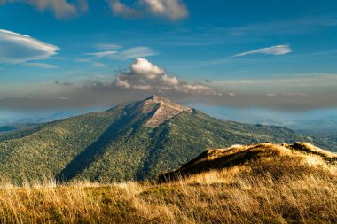 Sonbahar dağ manzarası. Polonina Wetlinska Bieszczady Dağları, Polonya.