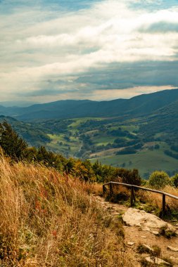 Sonbahar dağ manzarası. Polonina Wetlinska Bieszczady Dağları, Polonya.
