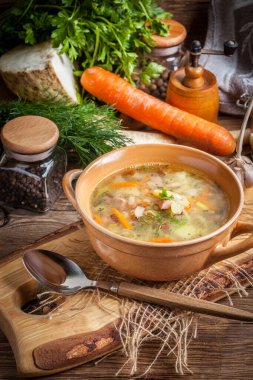 Bezelye çorbası ile sebze ve ahşap bir masa pastırma. Karanlık ışık.