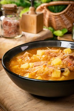 Geleneksel Rus çorbası, ahşap masada lahana..