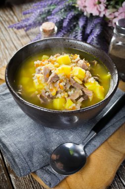 Sebzeli Polonya arpa çorbası ve tavuk kalbi - krupnik.