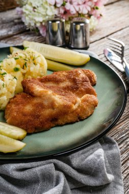 Patates püresi ve salatalık turşusuyla servis edilen domuz pirzolası..