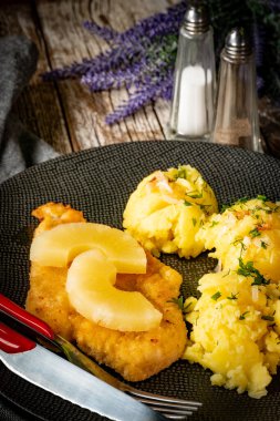 Haşlanmış patates ve ananas dilimli fırında tavuk göğsü fileto..