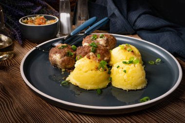 Peynirli köfte ve tabakta haşlanmış patates..