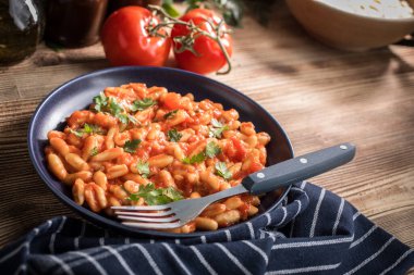 Cavatelli taze domates soslu makarna. İtalyan mutfağı.