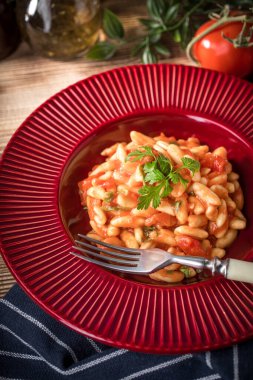 Cavatelli taze domates soslu makarna. İtalyan mutfağı.