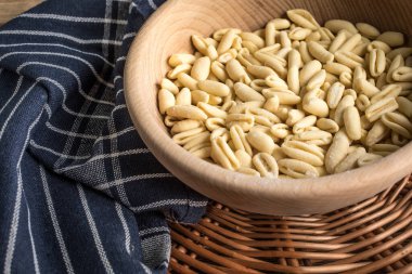 Cavatelli pastain ahşap kase. İtalyan mutfağı.