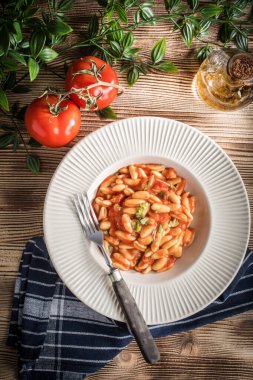 Cavatelli taze domates soslu makarna. İtalyan mutfağı.