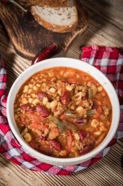 Kavanozda Meksika biberi. Seçici odak.