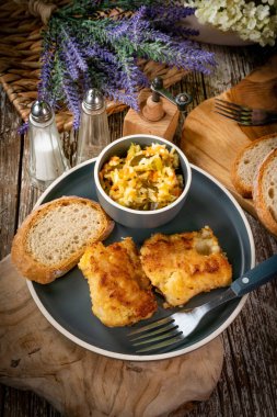 Kızarmış morina filetosu parçaları..