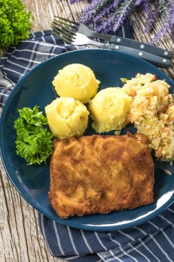 Akşam yemeğinde patates ve lahana turşusu salatası ile haşlanmış balık. Seçici odak.