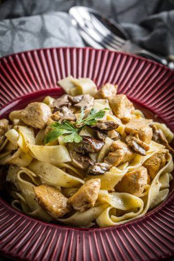 Orman mantarlı ve tavuklu Tagliatelle makarnası. Küçük alan derinliği.