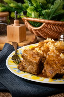 Soslu domuz pirzolası, lahana turşusu ve patates..