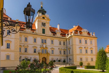 VALTICE, CZECH Cumhuriyet - EYLÜL 07, 2023: Barok Şatosu Valtice, Lednice-Valtice Kültürel Peyzaj.