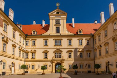 VALTICE, CZECH Cumhuriyet - EYLÜL 07, 2023: Barok Şatosu Valtice, Lednice-Valtice Kültürel Peyzaj.