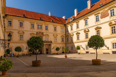 VALTICE, CZECH Cumhuriyet - EYLÜL 07, 2023: Barok Şatosu Valtice, Lednice-Valtice Kültürel Peyzaj.