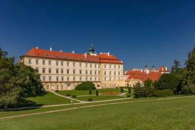 VALTICE, CZECH Cumhuriyet - EYLÜL 07, 2023: Barok Şatosu Valtice, Lednice-Valtice Kültürel Peyzaj.