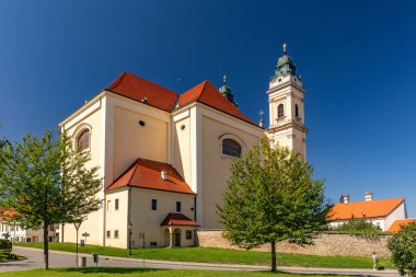 VALTICE, CZECH REPUBLIC - EYLÜL 07, 2023: The Rönesans ve Barok Kilisesi.