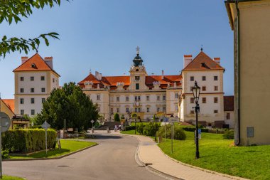 VALTICE, CZECH Cumhuriyet - EYLÜL 07, 2023: Barok Şatosu Valtice, Lednice-Valtice Kültürel Peyzaj.