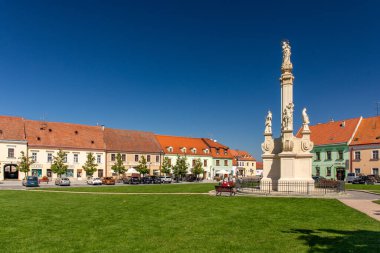 VALTICE, CZECH REPUBLIC - Eylül 07, 2023: Rönesans ve Marian sütunları şehir meydanında.