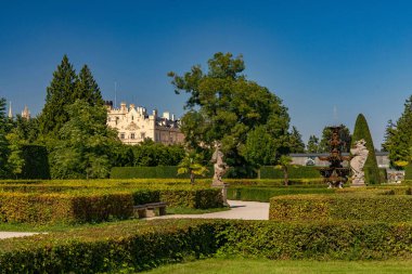 LEDNICE, CZECH REPUBLIC - 07 Eylül 2023: güneşli yaz gününde Lednice Şatosu. Lednice-Valtice Manzarası, Güney Moravya Bölgesi.