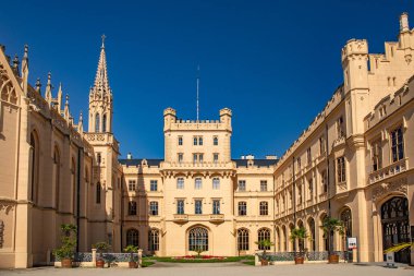 LEDNICE, CZECH REPUBLIC - 07 Eylül 2023: güneşli yaz gününde Lednice Şatosu. Lednice-Valtice Manzarası, Güney Moravya Bölgesi.
