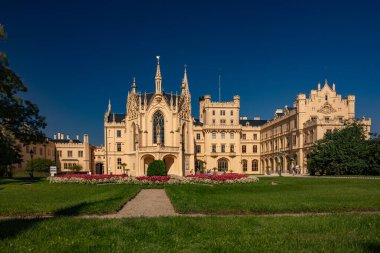 LEDNICE, CZECH REPUBLIC - 07 Eylül 2023: güneşli yaz gününde Lednice Şatosu. Lednice-Valtice Manzarası, Güney Moravya Bölgesi.