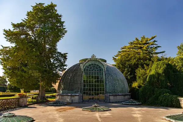 LEDNICE, CZECH REPUBLIC - 07 Eylül 2023: güneşli yaz gününde Lednice Şatosu. Lednice-Valtice Manzarası, Güney Moravya Bölgesi.