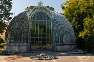LEDNICE, CZECH REPUBLIC - 07 Eylül 2023: güneşli yaz gününde Lednice Şatosu. Lednice-Valtice Manzarası, Güney Moravya Bölgesi.